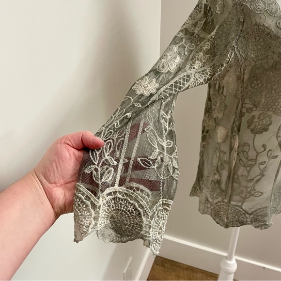 Chic Floral Lace Blouse in Gray - Picture 3 of 4